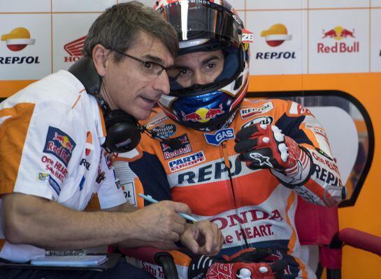 Pedrosa habla con su jefe de técnica