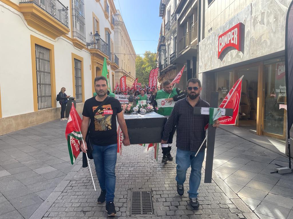 Un féretro ha encabezado la manifestación contra la siniestralidad laboral en Sevilla.