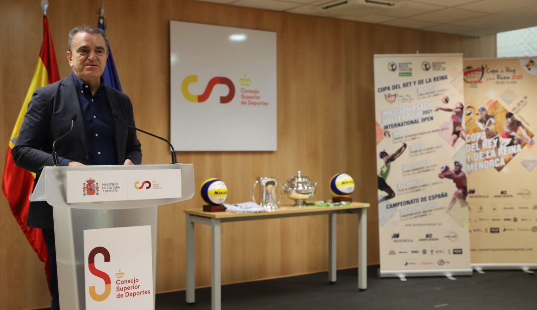 El president del CSD va presidir la presentació del circuit de volei-platja que començarà la setmana vinent a Ciutadella.