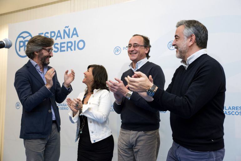 Iñaki Oyarzabal, Nerea Llanos, Alfonso Alonso y Javier de Andrés, durante su comparecencia para valorar los resultados 