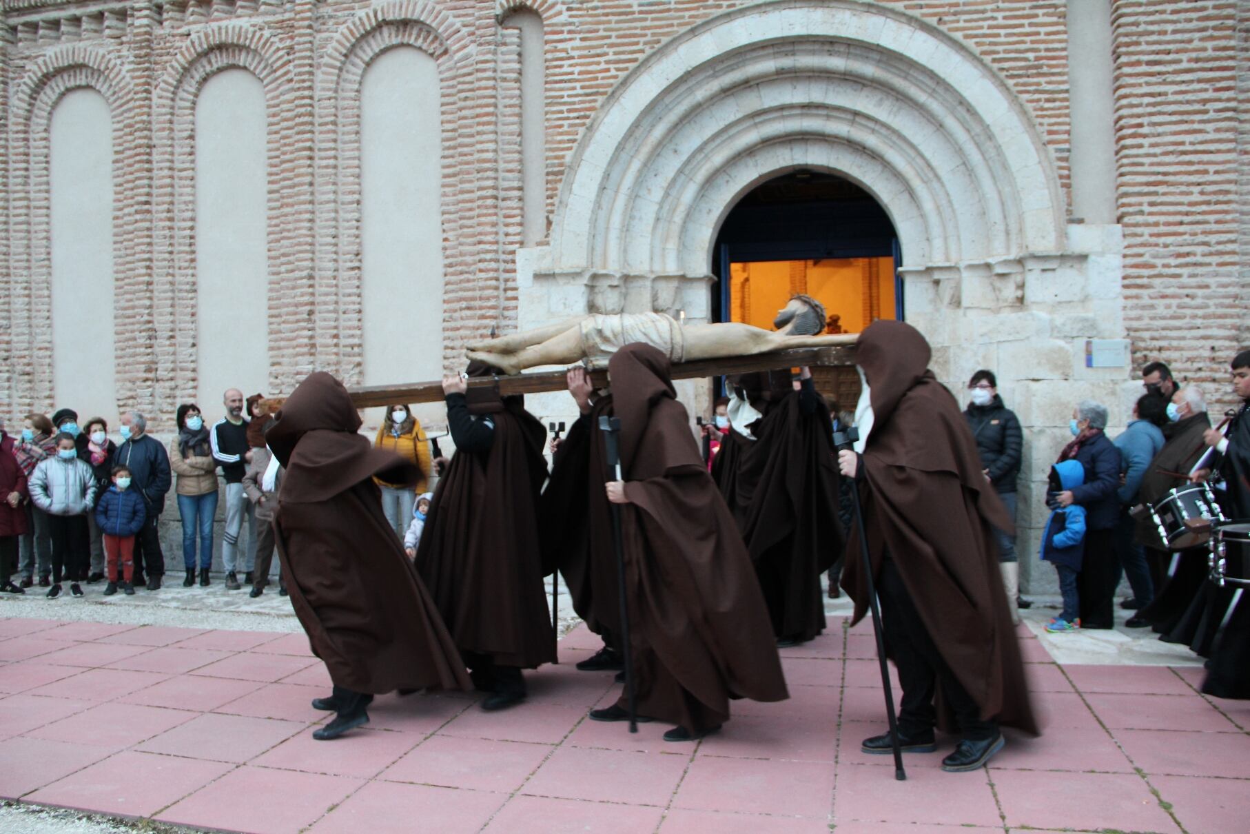 Salida del Cristo de la Encina a cargo de la nueva Cofradía de la Vera Cruz desde la Iglesia de San Andrés de Cuéllar