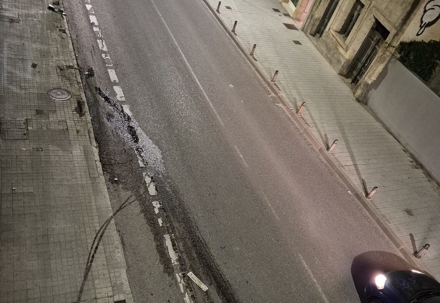 Detalle de la imagen donde se aprecian los bolardos dañados y el reguero dejado por el vehículo accidentado