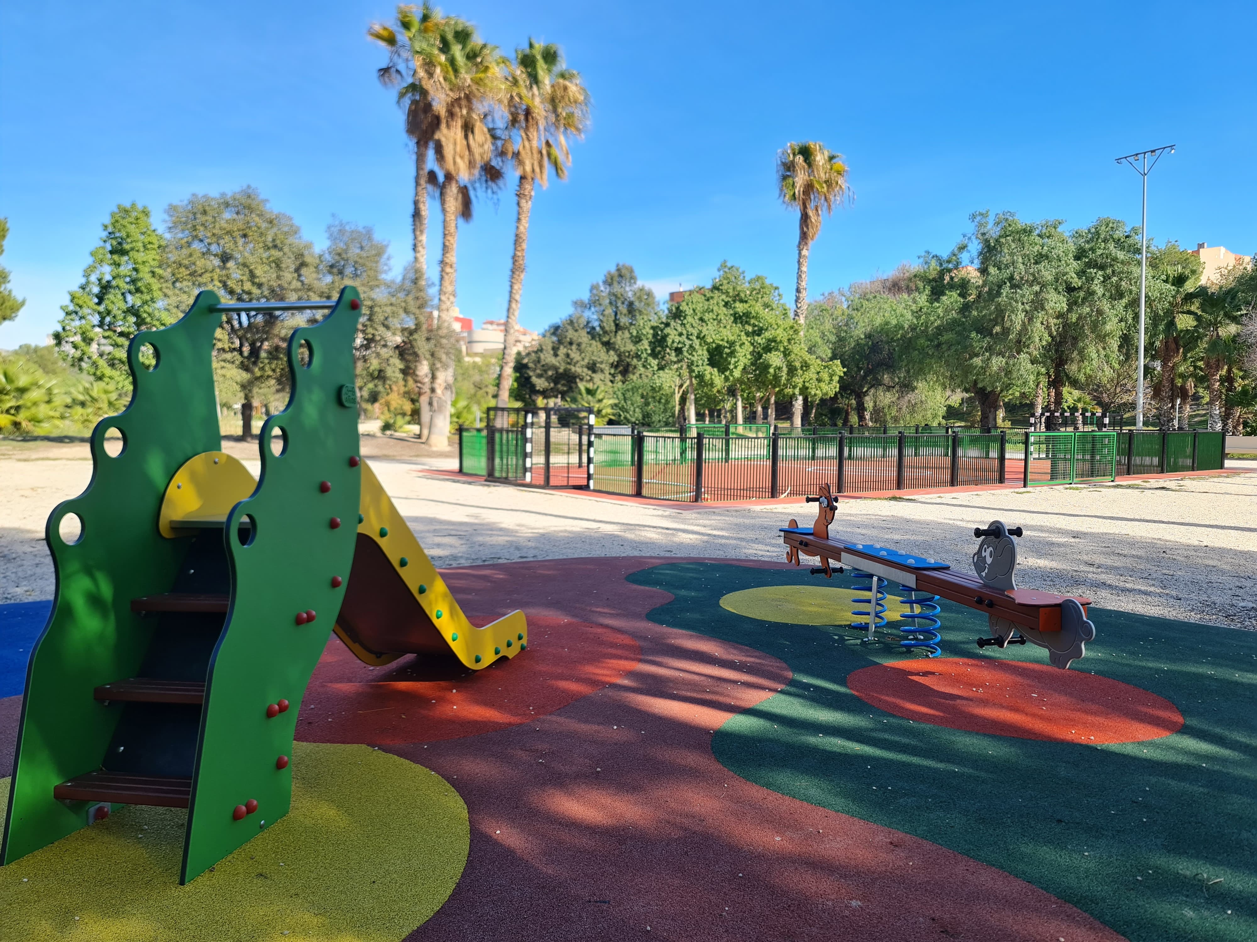 La zona de juegos infantiles de los Jardines del Vinalopó de Elda ha sido renovada