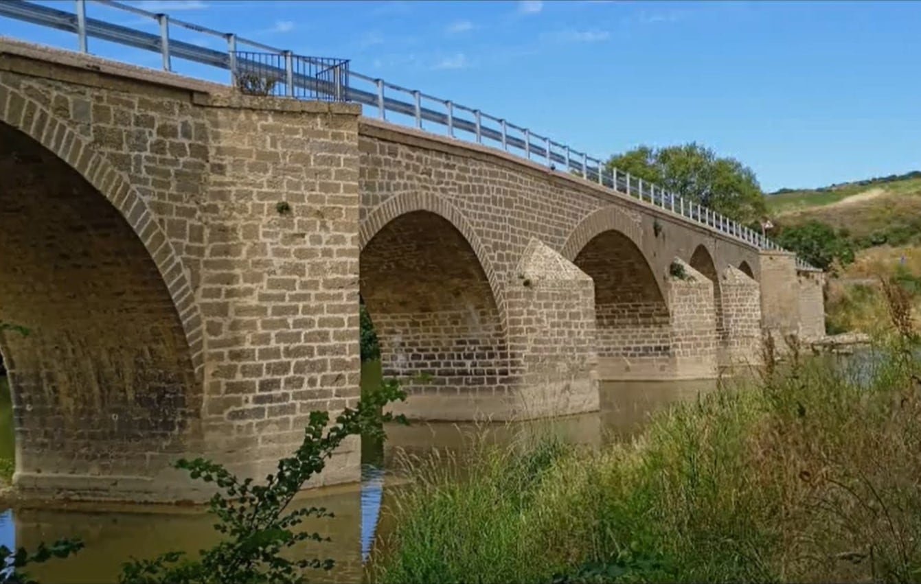 Puente medieval de Andelos en Mendigorria rematado con biondas metálicas de protección