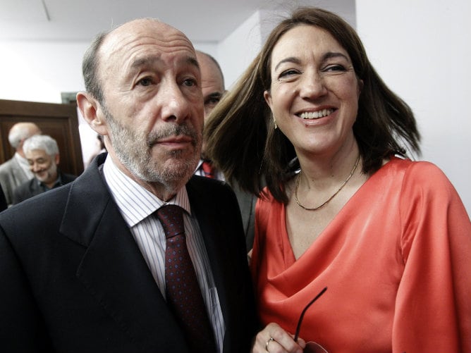 El secretario general del PSOE, Alfredo Pérez Rubalcaba, junto a la portavoz del PSOE en el Congreso, Soraya Rodríguez, momentos antes de presidir la reunión del grupo parlamentario socialista