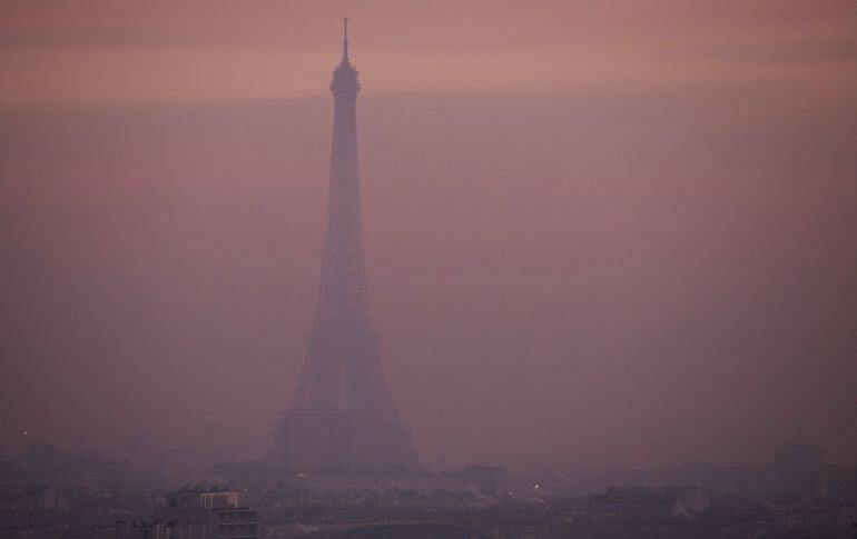 Fotografía que muestra la torre Eiffel entre una nube de contaminación vista desde el barrio de Saint-Cloud en París (Francia). 