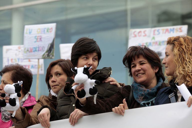 Un centenar de ganaderas se concentraron ante la Delegación Territorial de la Xunta en Lugo para expresar su preocupación por los bajos precios de la leche