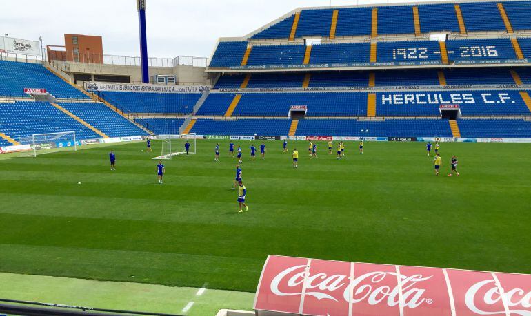 La primera plantilla del Hércules CF entrenando en el estadio José Rico Pérez