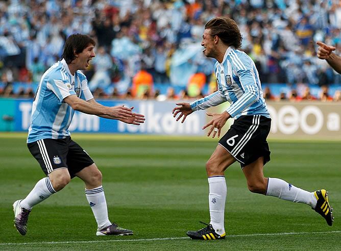 Messi celebra con Heinze el gol del defensa ante Nigeria