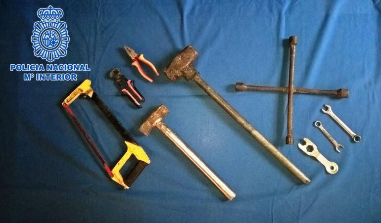 Utensilios empleados para manipular los transformadores eléctricos.