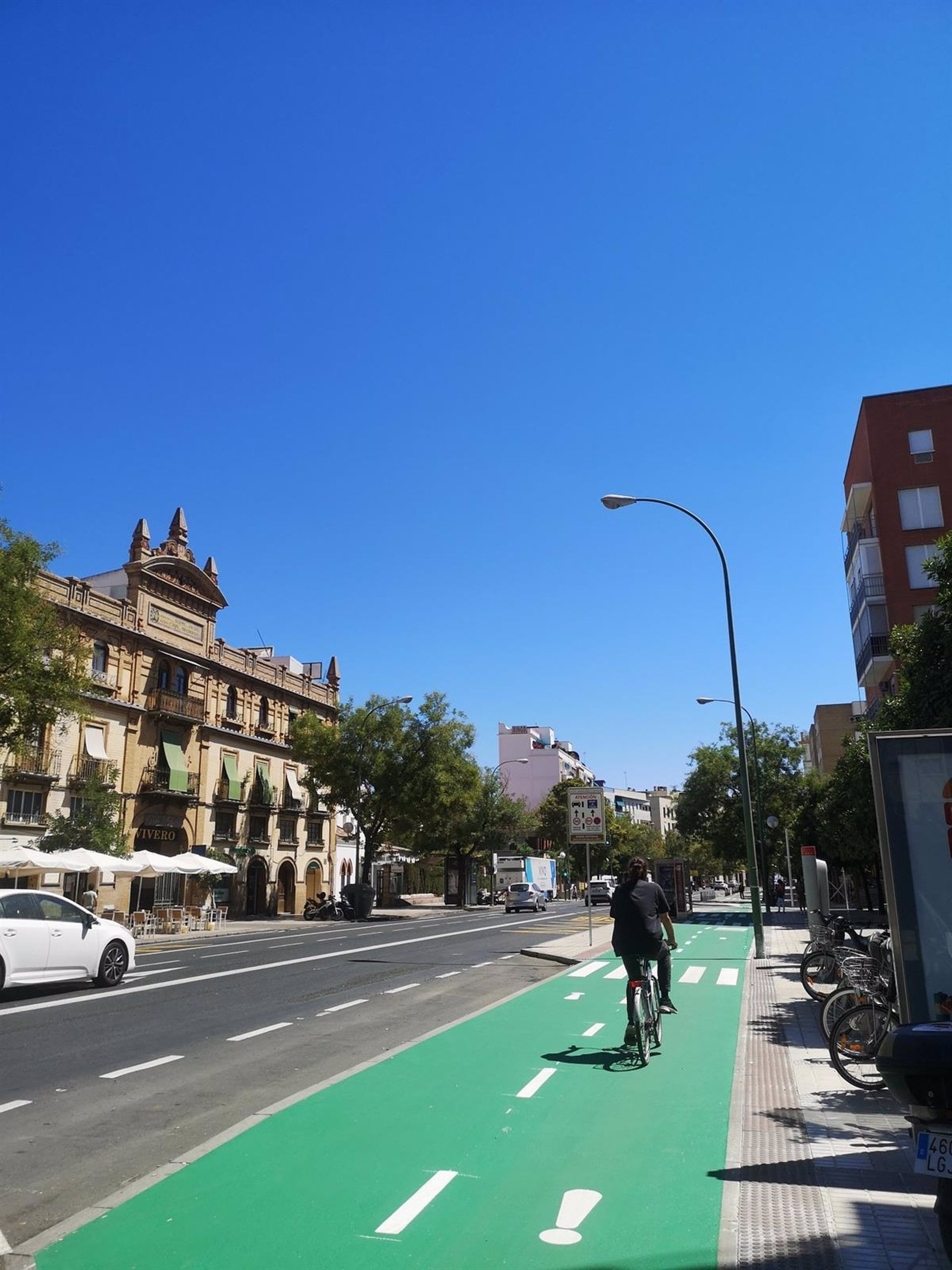 04/09/2022 Carril bici en la Ronda Histórica de Sevilla..

El Ayuntamiento de Sevilla, a través de la Gerencia de Urbanismo y Medio Ambiente en coordinación con el Distrito Casco Antiguo y el Área de Movilidad, ha abierto al tráfico el tramo entre la calle Madre Dolores Márquez (San Julián) y los Jardines del Valle, dentro de las obras de mejora de la movilidad peatonal del acerado enmarcadas en el proyecto de reordenación completa de la Ronda Histórica, que incluye el traslado del carril bici a la calzada.

POLITICA ANDALUCÍA ESPAÑA EUROPA SEVILLA
AYUNTAMIENTO DE SEVILLA
