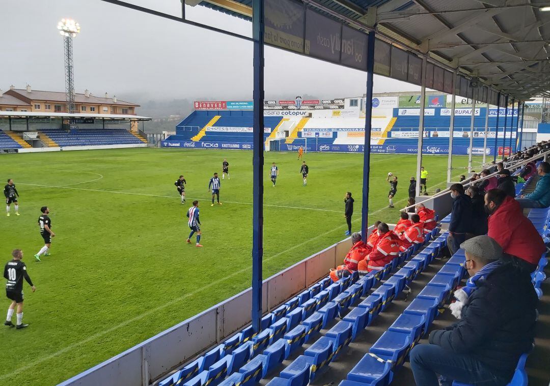 Instante del partido, otra vez con público, entre el Alcoyano y la Peña Deportiva