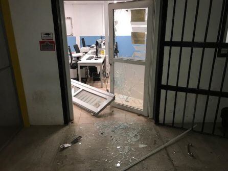 Losn asaltantes han forzado la puerta para acceder al interior