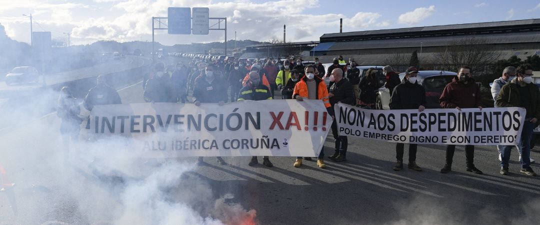 Concentración de trabajadores de Alu Ibérica en A Coruña