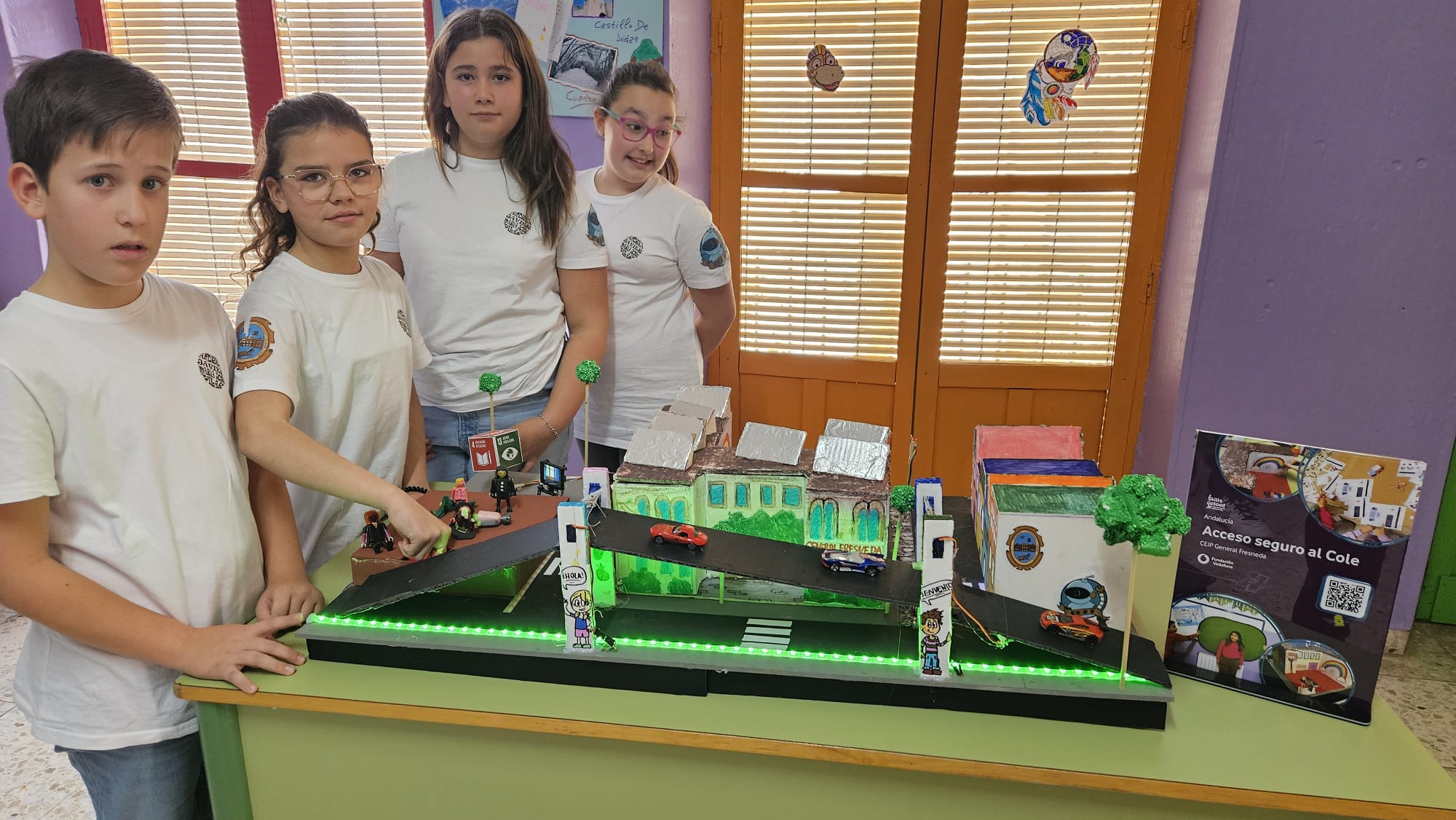 Los alumnos exponen el proyecto ante la maqueta