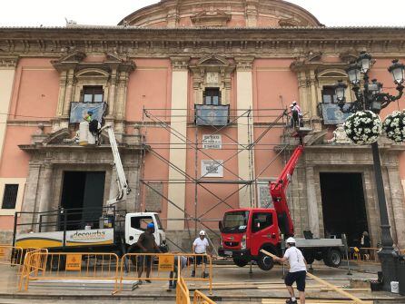 Fachada de la Basílica, donde los operarios instalan el tapiz de flores que permanecerá expuesto el fin de semana