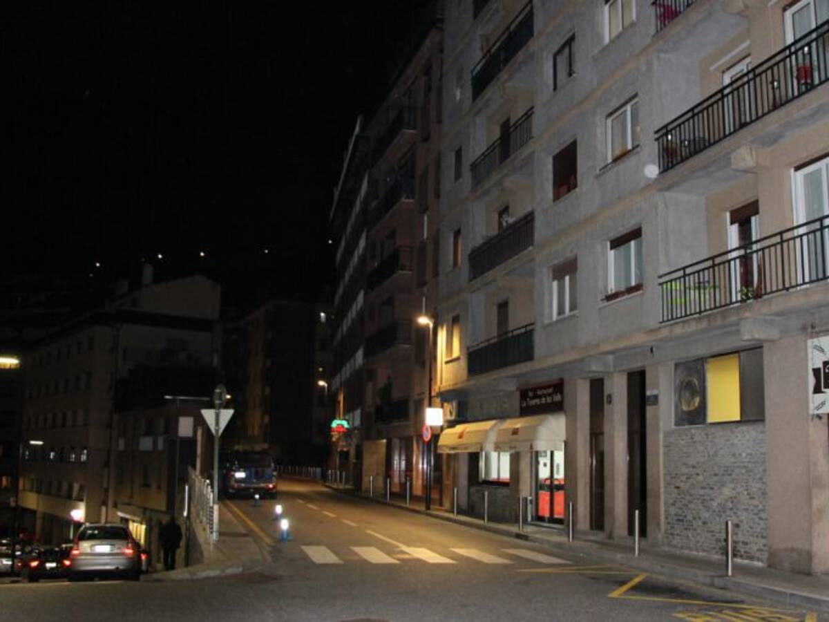 Desallotjaran quatre edificis de la solana de la capital per perill de caigudes de rocs