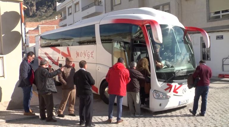 Un autobús completo de hueseños han acompañado al exalcalde de Huesa en el momento de su ingreso en prisión para darle apoyo moral