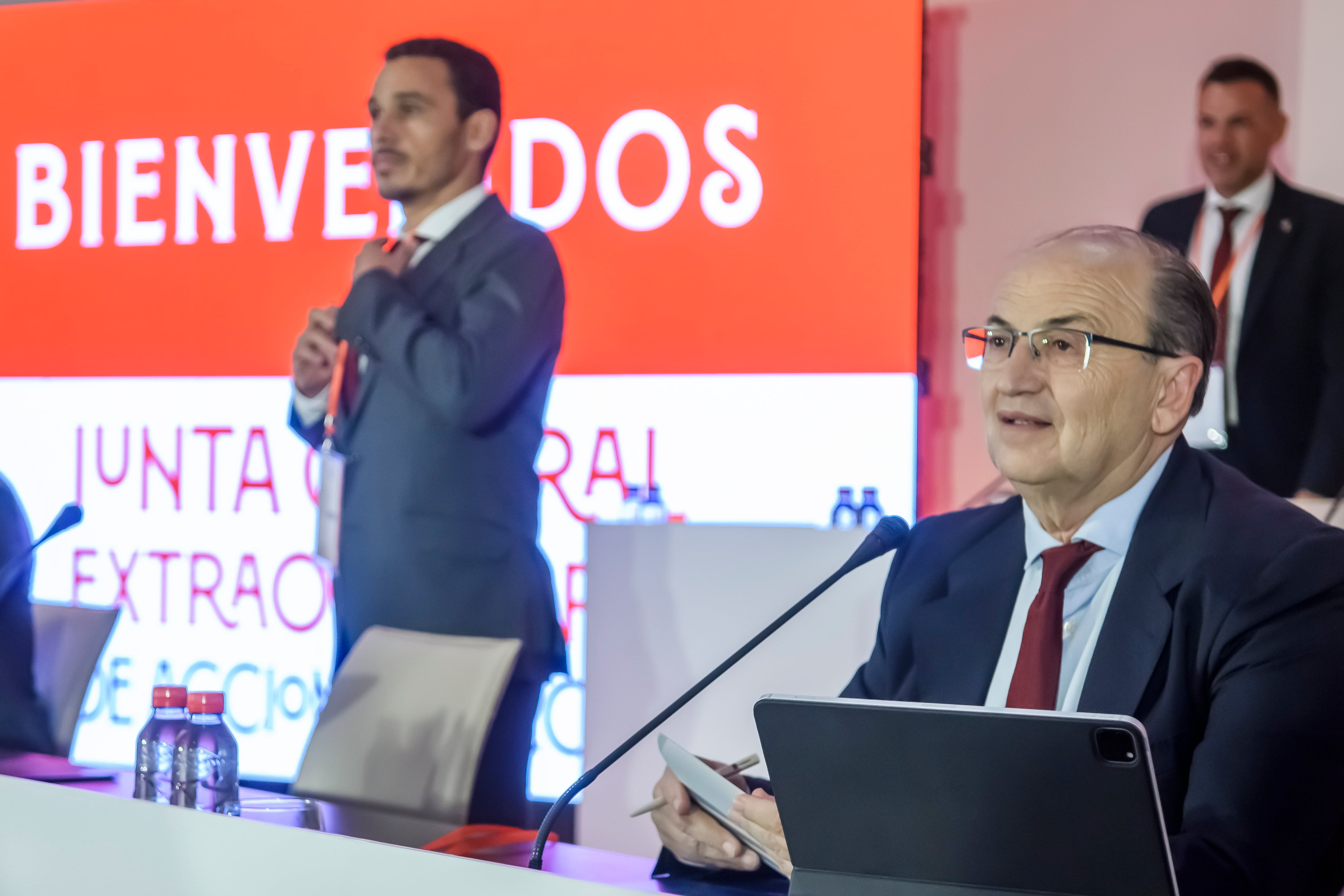 GRAFAND4262. SEVILLA, 27/07/2023.- El presidente del Sevilla FC, José Castro (d), y el vicepresidente, José María del Nido Carrasco (i), al comienzo de la Junta General Extraordinaria de Accionistas, solicitada por el expresidente José María del Nido Benavente, que tiene lugar esta tarde en un hotel sevillano. EFE/ Raúl Caro
