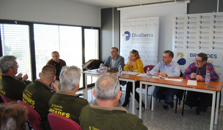 Los gerentes Víctor Sahuquillo y Agustine Briones (ambos en el centro) en un acto con brigadistas este jueves