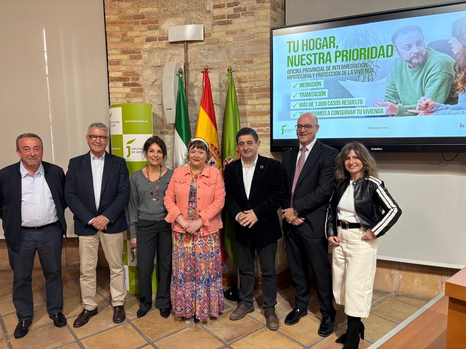 Representantes de la Diputación de Jaén y del Colegio de Abogados de Jaén firman el acuerdo para la renovación de la Oficina de Intermediación Hipotecaria.