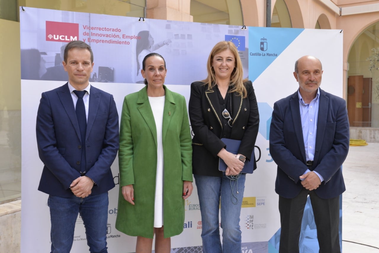 Ricardo Cuevas, director general de Universidades, junto a la alcaldesa, Eva María Masías, la Vicerrectora de Innovación, ángela González y el director general de Empleo, Jose Luis Cabezas