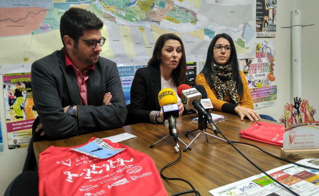 De izquierda a derecha: Alberto Moriano, María Teresa Díaz y Estefanía Domínguez en la presentación de la V San Silvestre de Mohedas de Granadilla