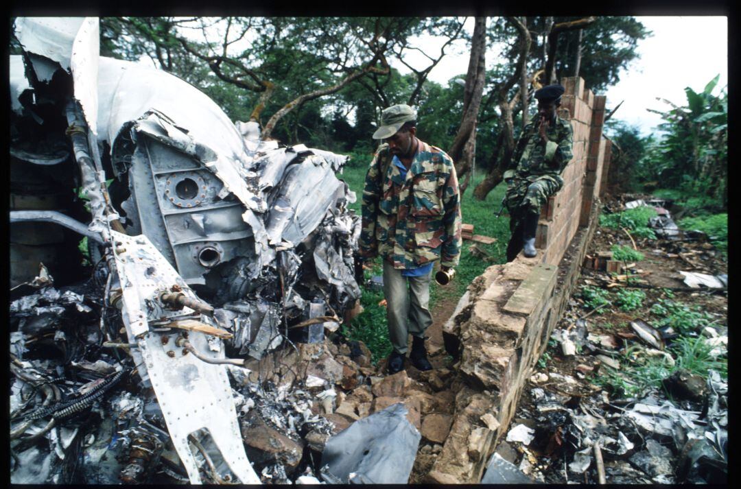 Los restos del avión en el que viajaban los presidentes de Ruanda y Burundi el 6 de abril de 1994