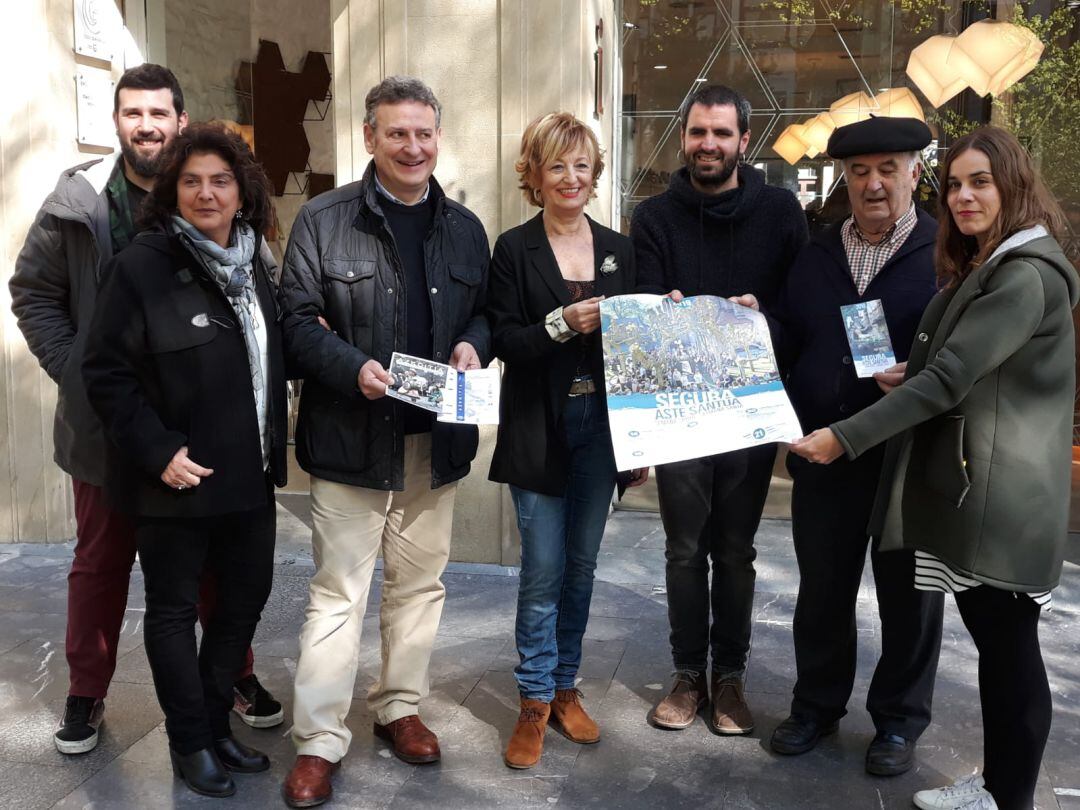 Maite Cruzado, directora de Turismo de la DFG, junto a representantes de los municipios que han presentado las actividades de Semana Santa vinculadas con la cultura, la tradición y la religión.