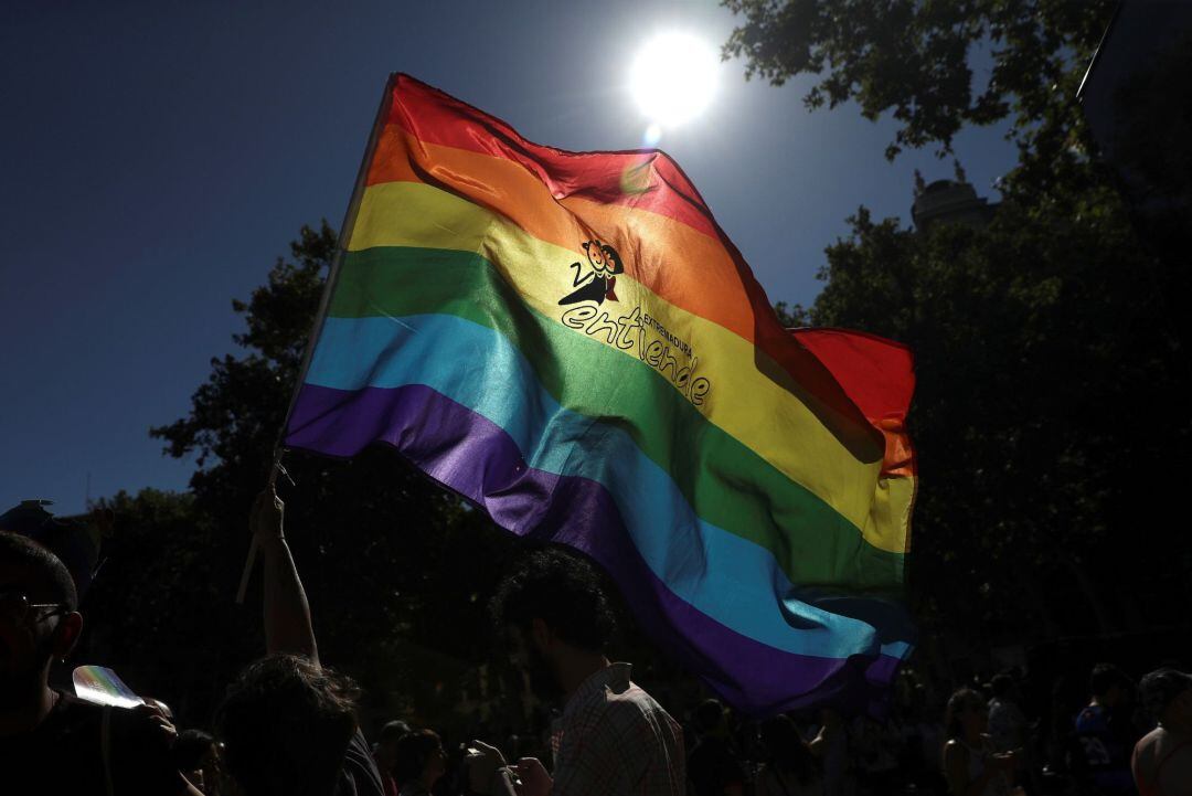 Bandera del Orgullo, antes de la manifestación celebrada en Madrid