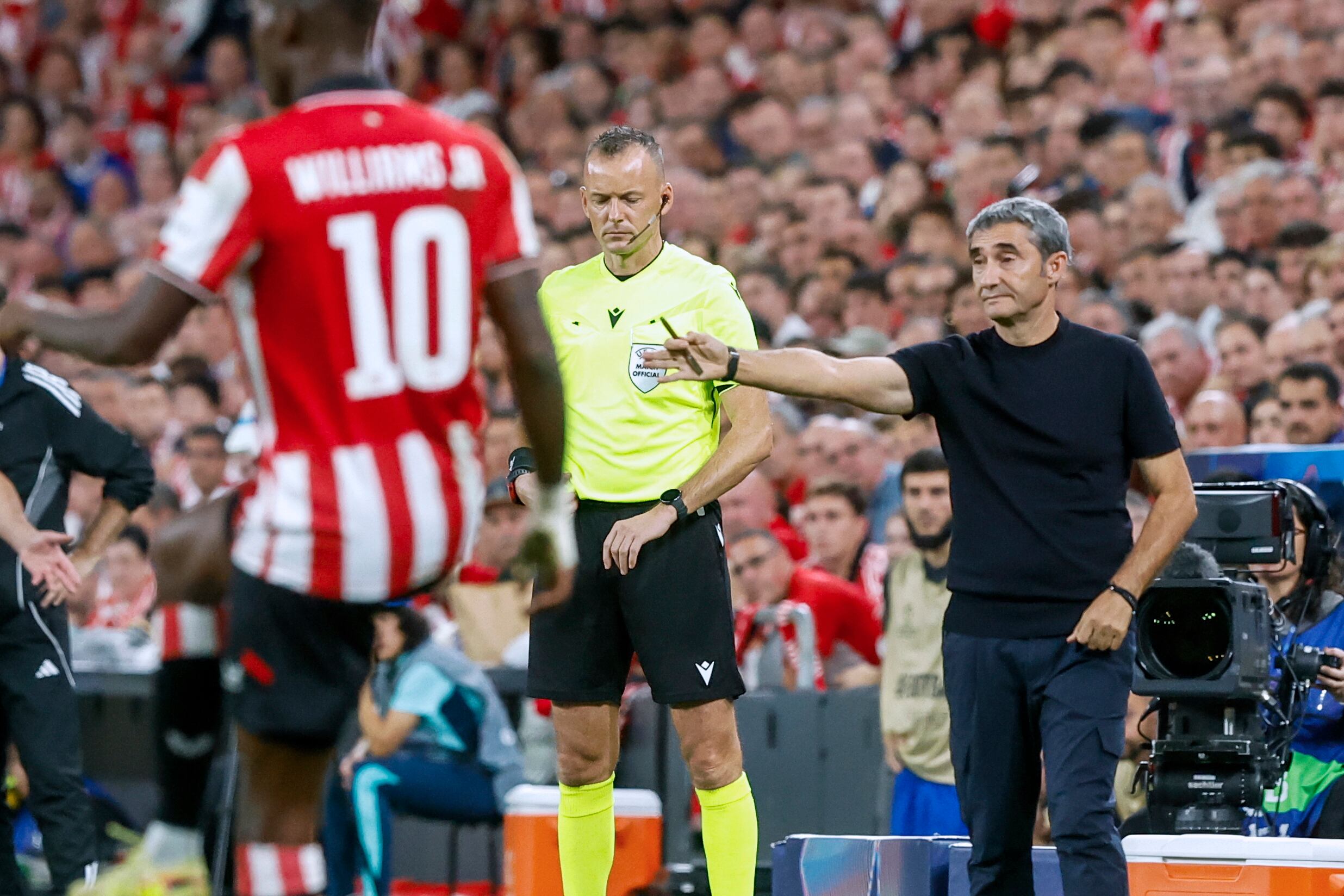 Ernesto Valverde da instrucciones durante el partido de Liga de Campeones entre el Athletic y el Qarabag