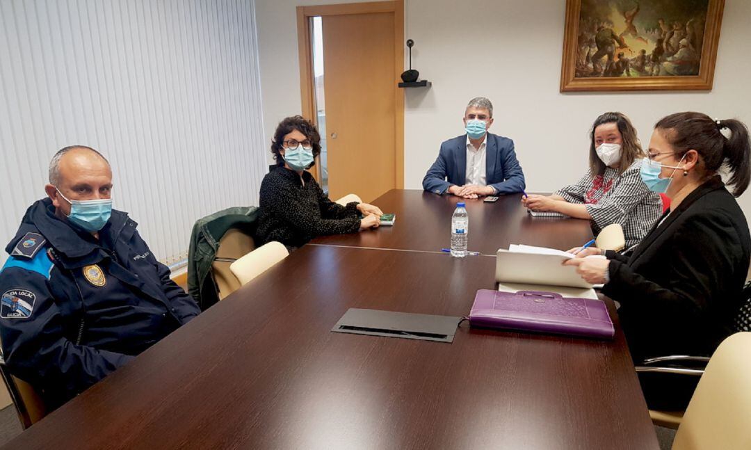 Yolanda Villaverde, directora CIM A Guarda (segunda por la izquierda), junto al alcalde de la localidad (centro) y otras autoridades.