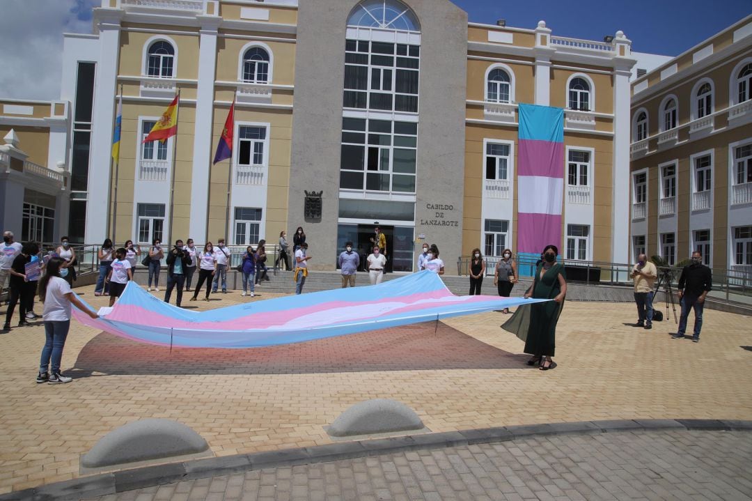 Acto institucional de recepción a la bandera Trans en el Cabildo de Lanzarote.