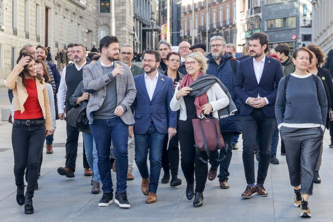 La portavoz de ERC en el Senado, Mireia Cortés (4i); el portavoz de ERC en el Congreso, Gabriel Rufián (2i); el coordinador nacional de ERC y vicepresidente del Govern, Pere Aragonés (3i); y la secretaria general adjunta y portavoz del partido, Marta Vilalta (1i)