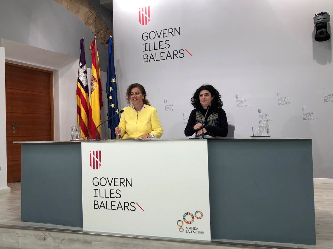 La portavoz del Govern, Pilar Costa, y la consellera de Administraciones Públicas, Isabel Castro, en rueda de prensa.