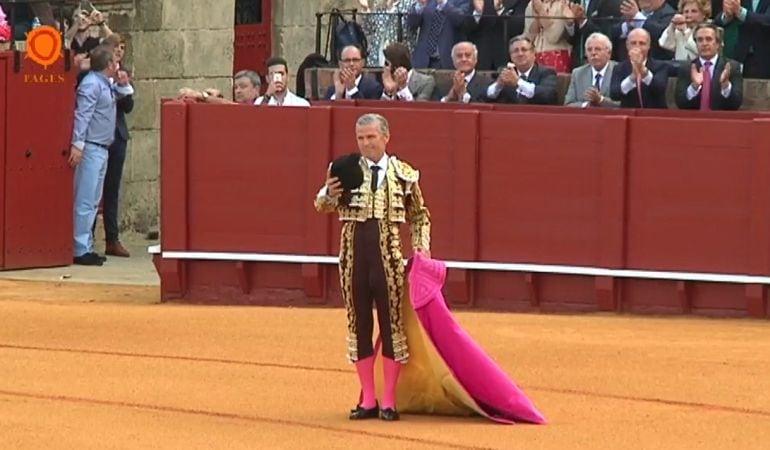 Imagen de archivo de Juan Antonio Ruiz &#039;Espartaco&#039; recogiendo la ovación del público de la Maestranza en la tarde de su despedida de los ruedos