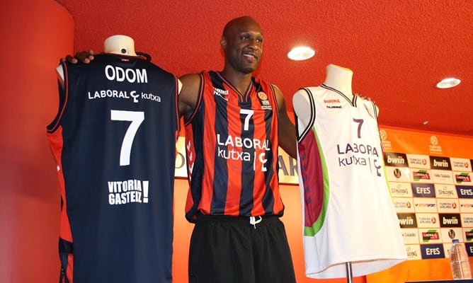 El jugador Lamar Odom posa con la camiseta de su nuevo equipo