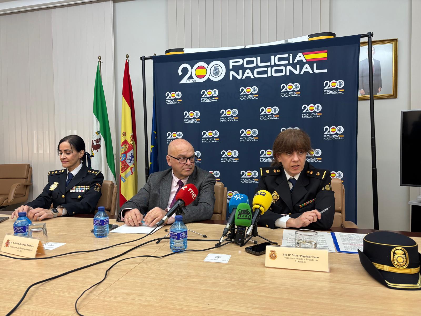 Layla Driz Hach Mohamed, comisaria jefa provincial; Manuel Fernández, subdelegado del Gobierno en Jaén y Esther Pegalajar, inspectora jefa de la Brigada de Extranjería.