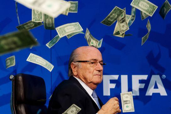 Blatter, el día que le lanzaron billetes de dolar durante una conferencia en la sede de la FIFA en Zúrich