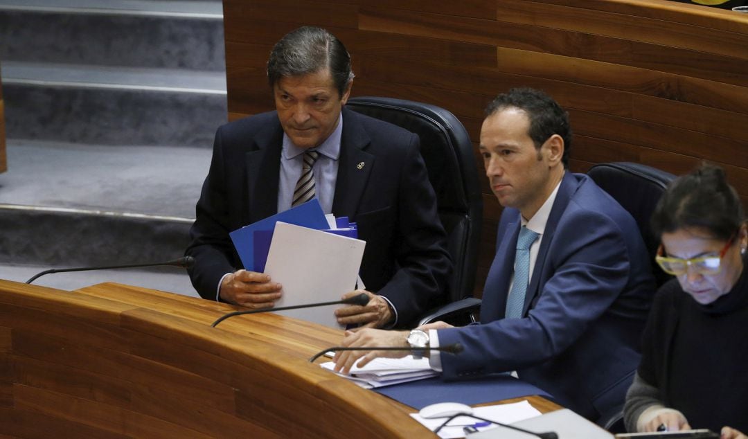 El presidente del Principado , junto a los consejeros de Presidencia y Hacienda en una sesión del parlamento autonómico