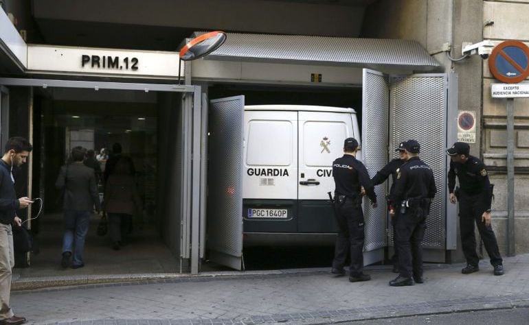 Furgones de la Guardia Civil a su entrada de la Audiencia Nacional dentro de la Operación Púnica