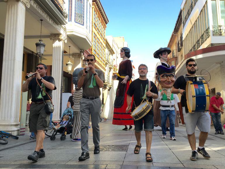 Pasacalles musicales con Gigantones y Cabezudos