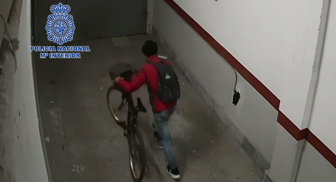 Imagen del autor de los robos sacando una bicicleta robada de uno de los garajes