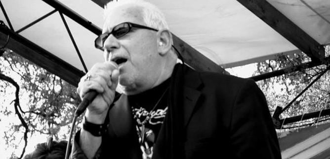 Eric Burdon durante una actuación en Austin en 2012