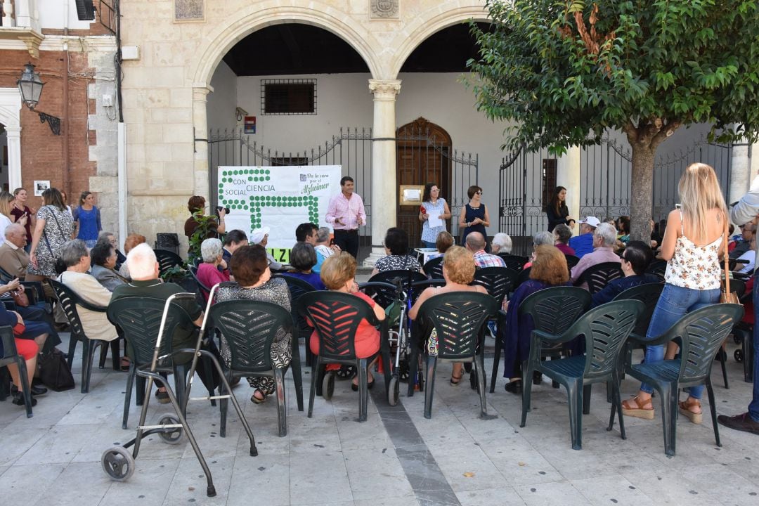 Acto de concienciación y reivindicativo en la Plaza Mayor de Baza