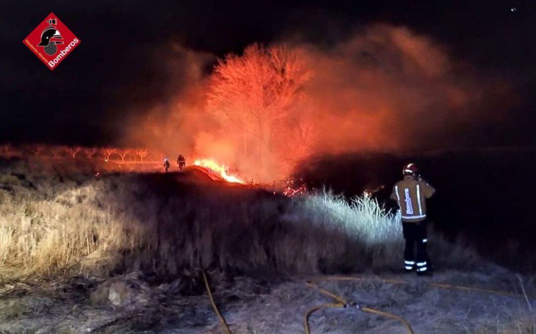 Un instante del fuego declarado esta tarde en Agres.