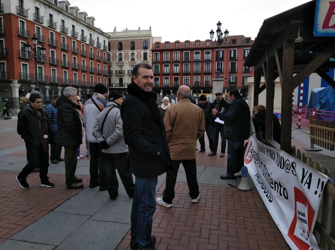 Esteban García, junto a los miembros de la Asociación Parados en Movimiento en la Plaza Mayor