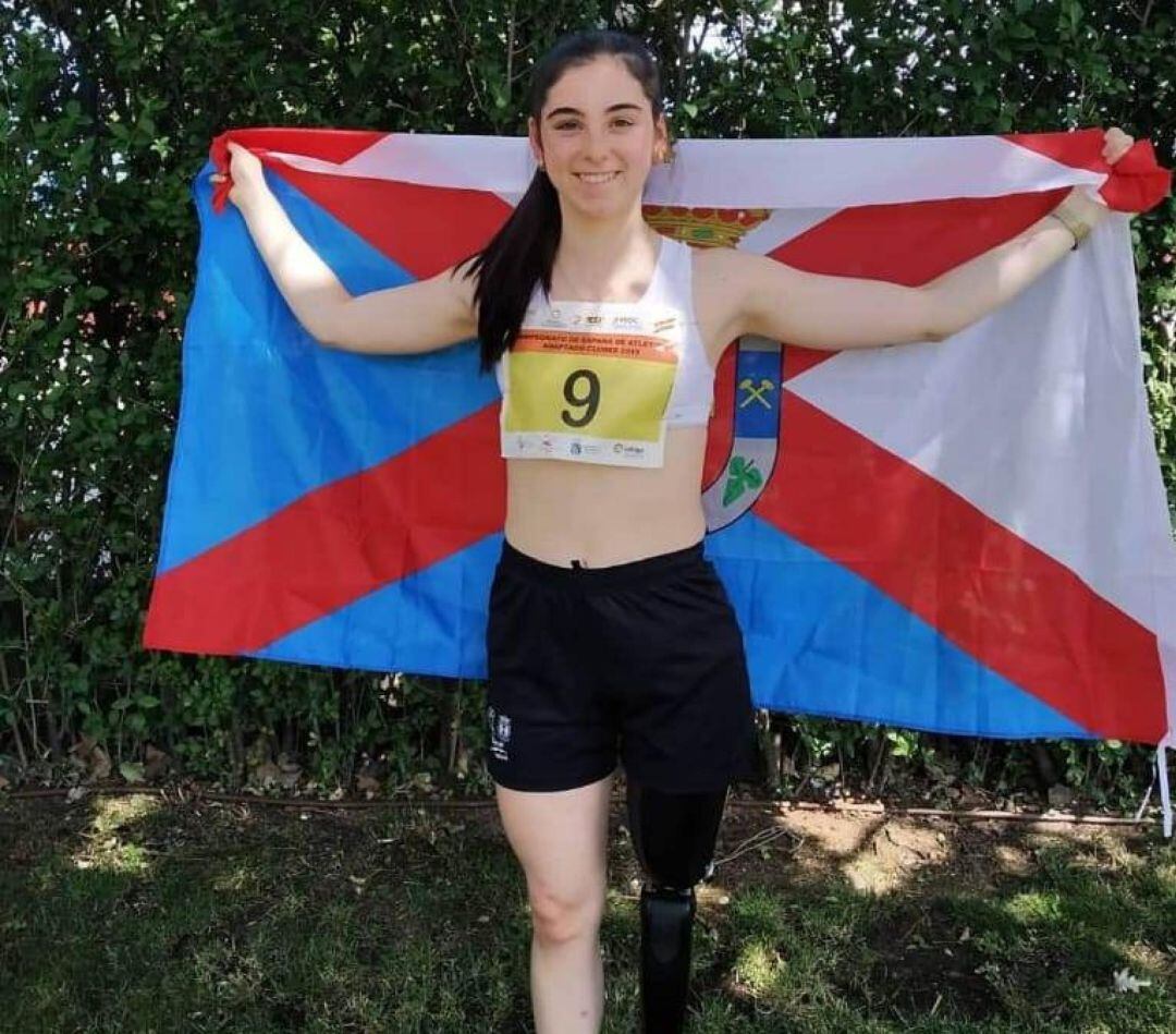 Casado celebra sus medallas con la bandera del Bierzo