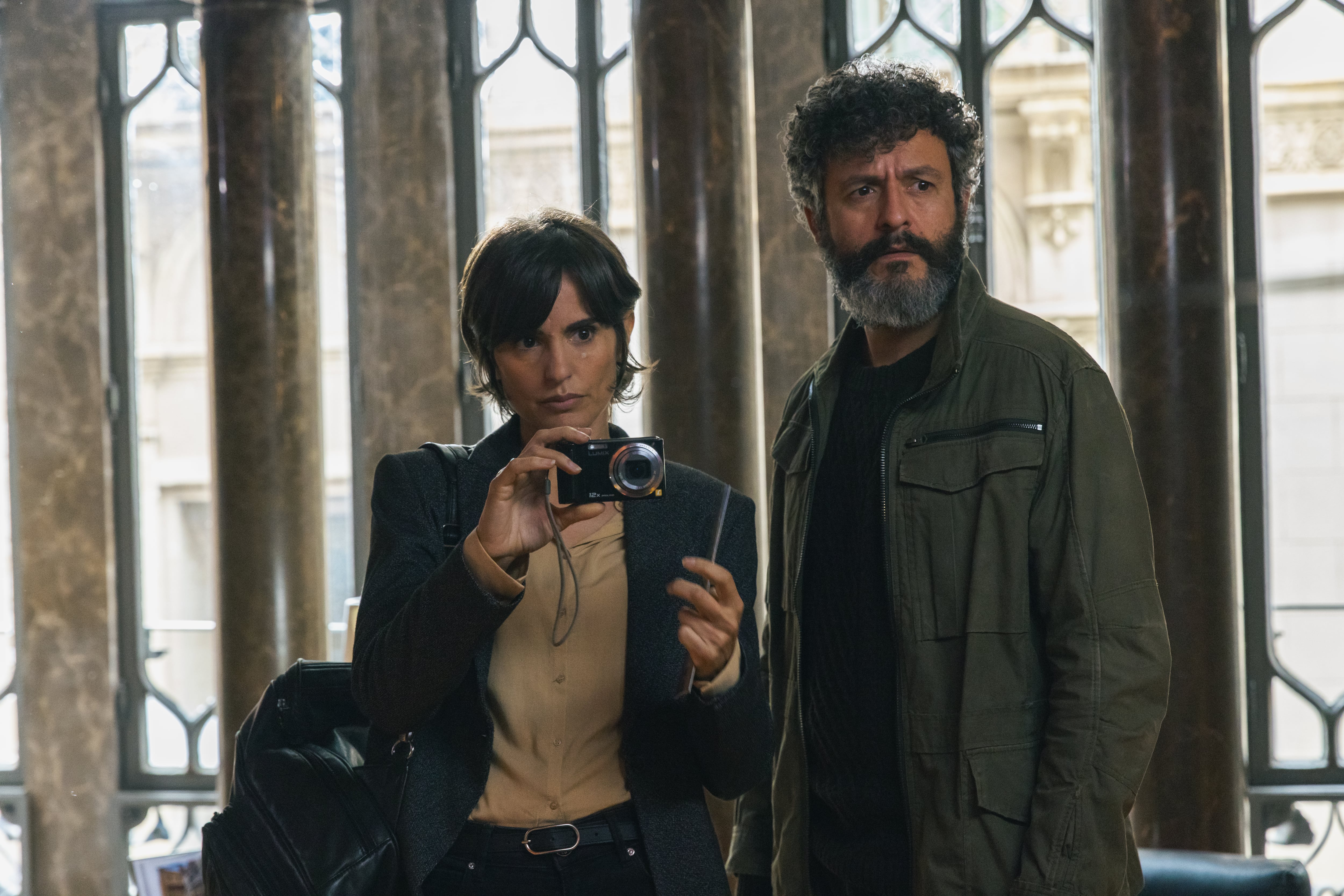 CIUDAD DE SOMBRAS. Verónica Echegui as Rebeca Garrido, Isak Férriz as Milo Malart in episode 02 of CIUDAD DE SOMBRAS. Cr. Lucia Faraig/Netflix © 2024