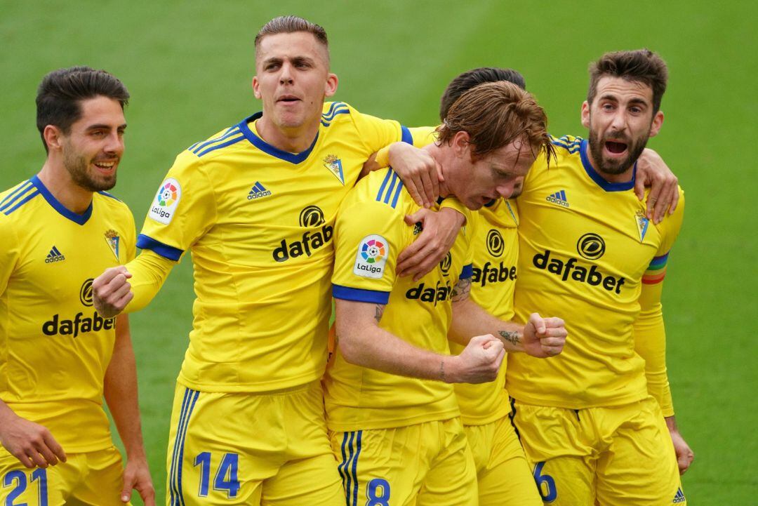 Los jugadores del Cádiz celebrando el gol de Álex Fernández